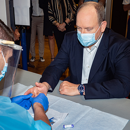 Visite de S.A.S. le Prince aux centres de dépistage sérologique du Covid-19