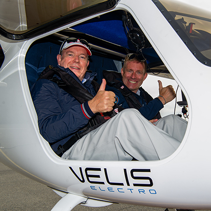 S.A.S. le Prince Albert II vole à bord d'un avion électrique