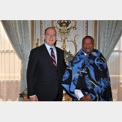 Remise des lettres de créance de S.E. M. le Dr Makase NYAPHISI Ambassadeur Extraordinaire et...
