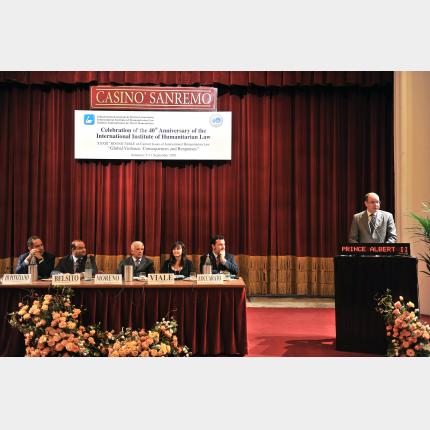 S.A.S. le Prince ALBERT II s'est rendu à l'Institut International de Droit Humanitaire de Sanremo,...